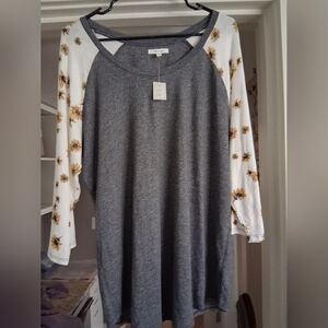NWT Maurices Gray Top with Sunflowe Sleeves XL